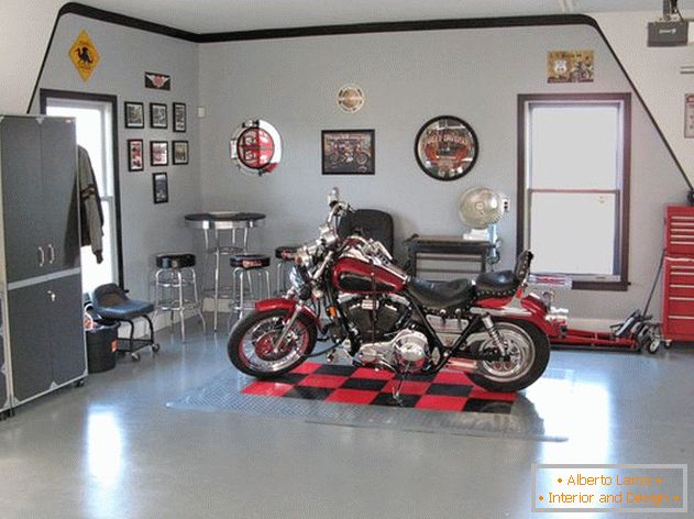 Мотоцикл у гаражи