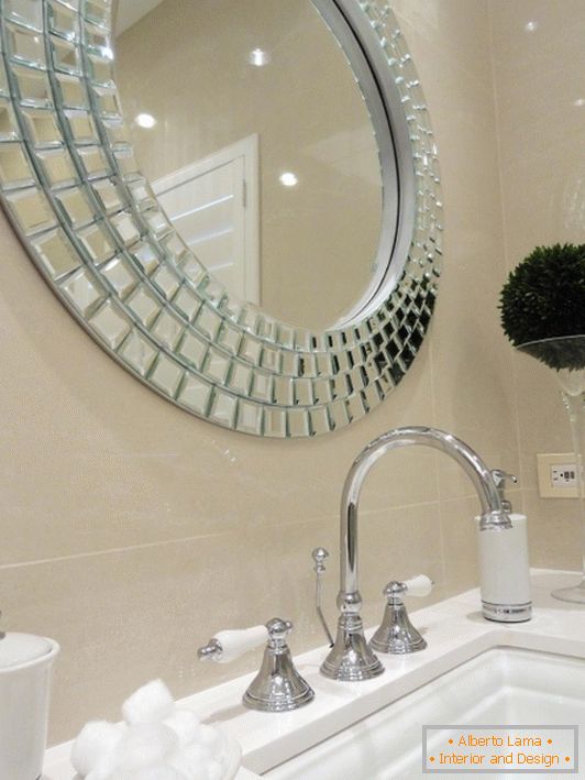 Модеран огледало изнад умиваоника у купатилу
