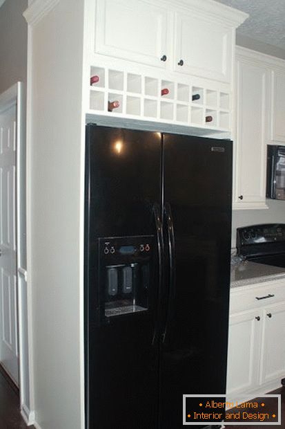 Уграђени фрижидер у малој кухињи
