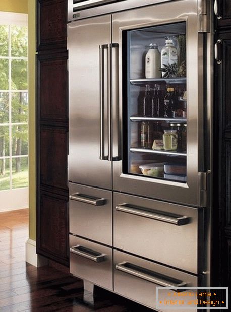 Уграђени фрижидер у малој кухињи