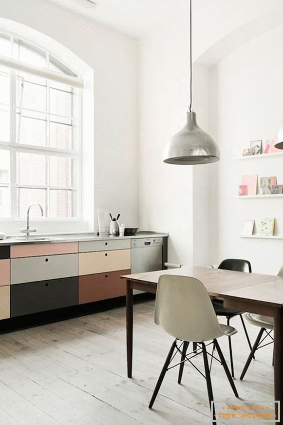 Мала кухињска канцеларија у пастелним бојама