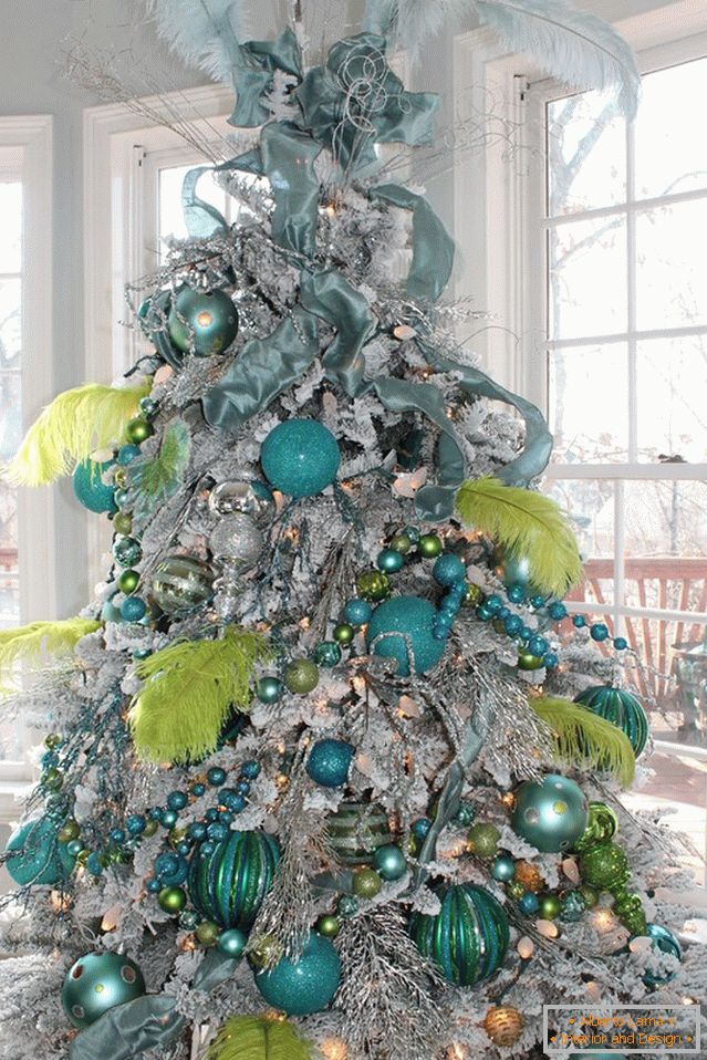 Плаво-кречно украшавање новогодишњег дрвета