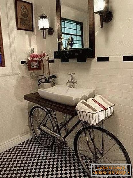 Бицикл у унутрашњости купатила