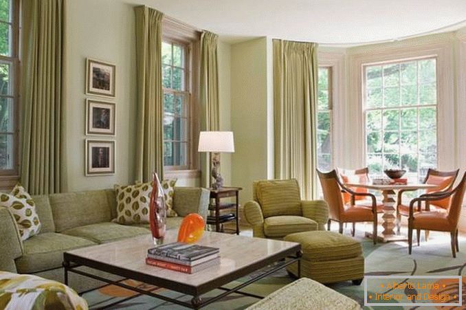 Модеран дизајн дневне собе са зеленим и наранџастим елементима