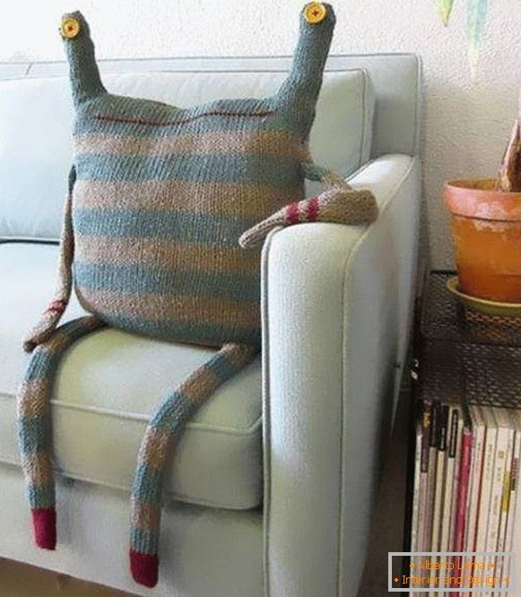 Идеје како направити плетене јастуке на софи са игле за плетење