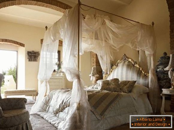 Прекрасна романтична спаваћа соба са креветом од четири постере