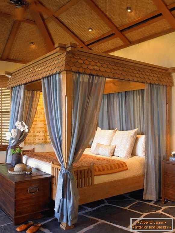 Дрвени кревет са богатом декорацијом и надстрешницом
