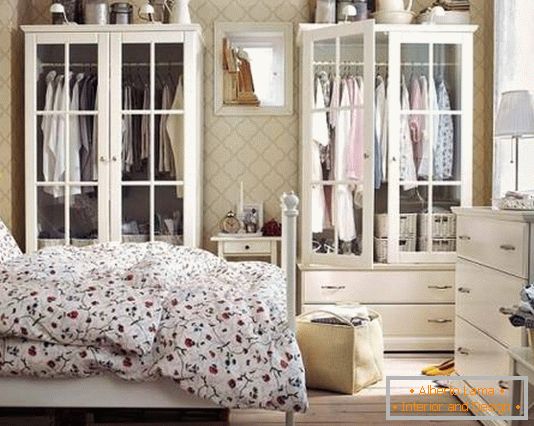Изванредан намештај од бијелог спава (гардеробе и комода)