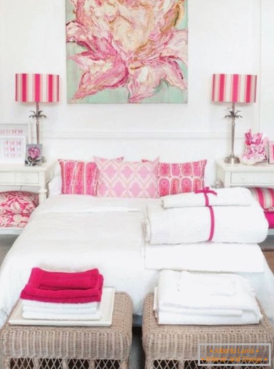 Бела спаваћа соба са розе акцентом