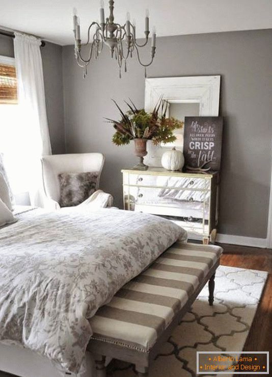 Елегантна спаваћа соба са прекрасним дизајном комода