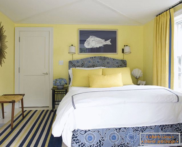 Шармантан дизајн мале спаваће собе у плавој и жутој боји
