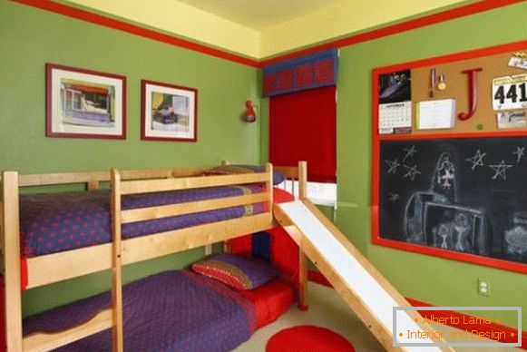 Двокреветна кревета са слајдером в небольшой детской