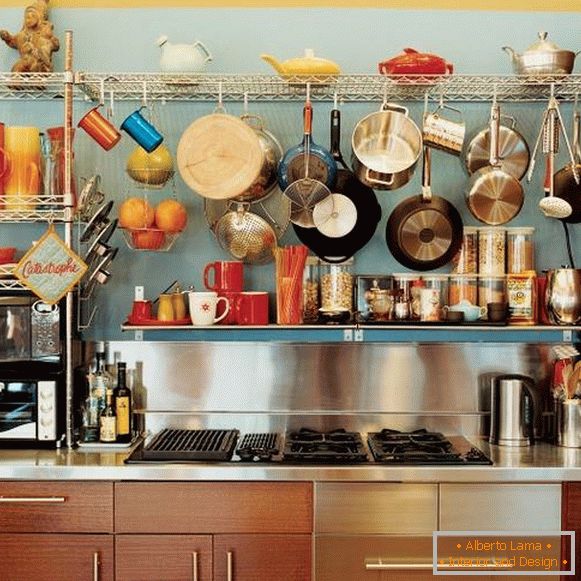 Отворите полице са кухињским посуђем у дизајну кухиње