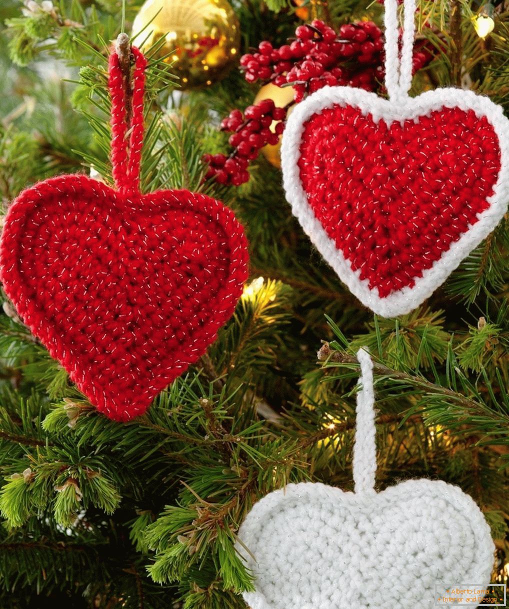 Плетена срца на божићном стаблу