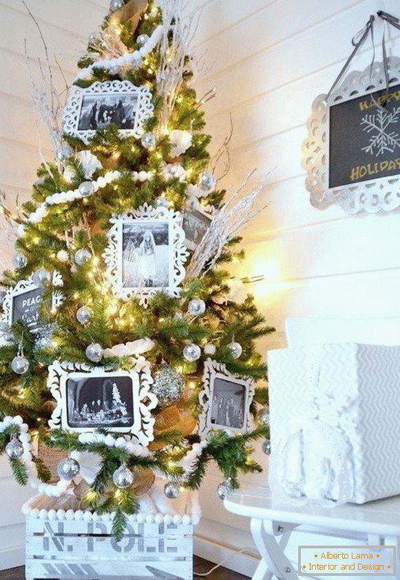 Декорација божићног дрвета са фото рамовима