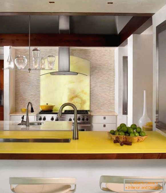 Бледо жута боја у унутрашњости кухиње приватне куће