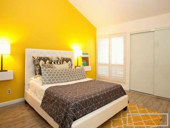 Жута боја у унутрашњости спаваће собе