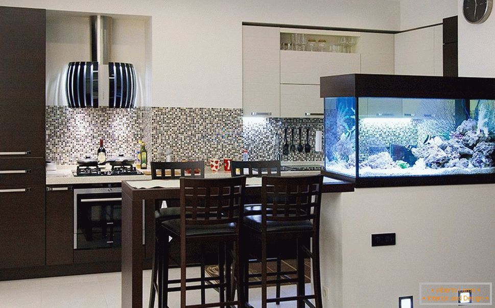 Бар цоунтер са акваријумом на кухне