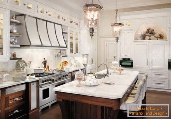 Класичан дизајн смеђе беле кухиње на фотографији