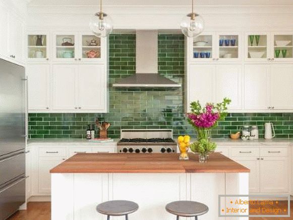 Зелена бочица за бијелу кухињу - фотографија правоугаоних плочица