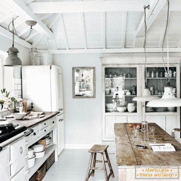 Бела кухиња у дрвеној кући