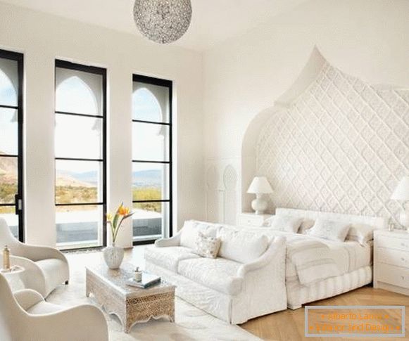 Унутрашњост беле спаваће собе у мароканском стилу
