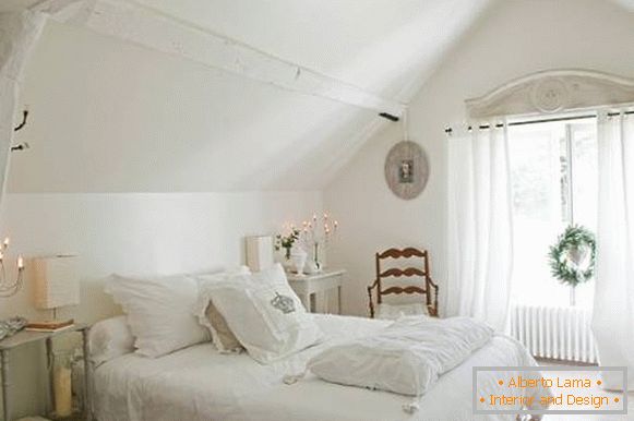 Бела спаваћа соба у стилу шокантног шик