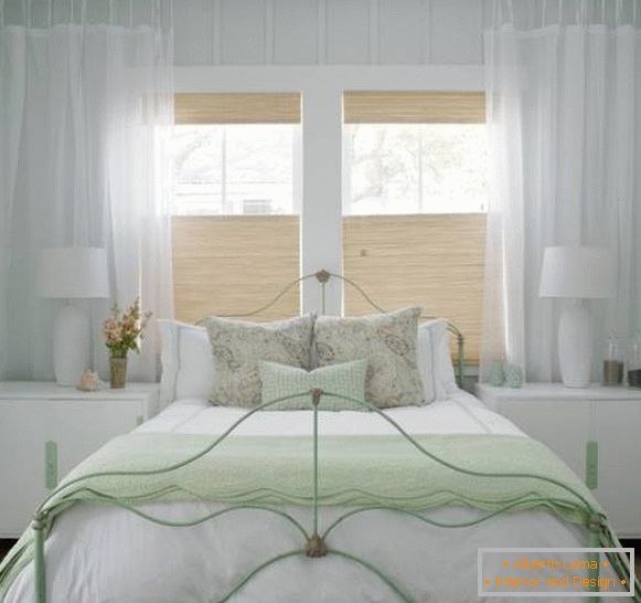 Дизајн села беле спаваће собе - фотографија са зеленим акцентима