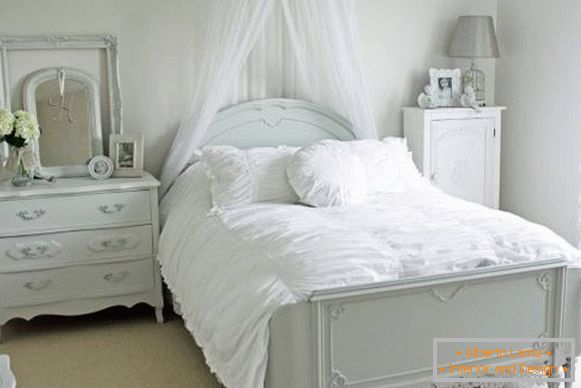 Романтична спаваћа соба са бијелим креветом и декором