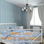 Плава спаваћа соба са бијелим завесама
