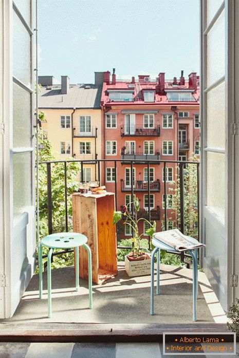 Мали балкон с погледом на град
