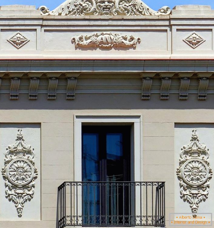 Архитектонски елементи у облику штукатуре од гипса украшавају фасаду куће у стилу Емпире. Прикривени, сложени обрасци чине спољашњост необичним.