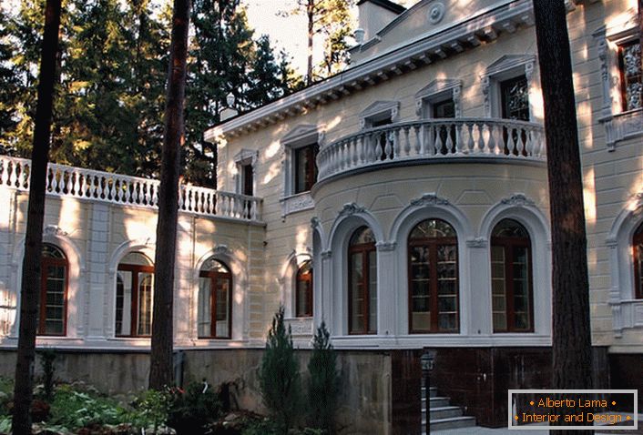 Кућа је уређена у стилу Емпире. Паметна фасада свједочи о непревјереном укусу његовог власника.