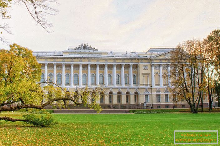 Луксузна палата Михаиловски у стилу империје у Санкт Петербургу.