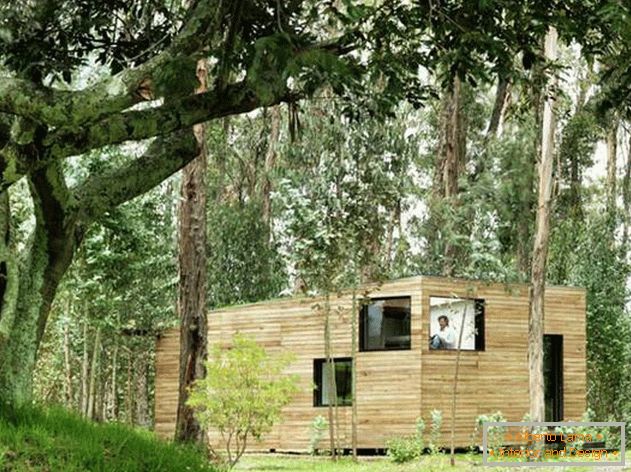 Еквадорска мала кућа у прекрасној шуми