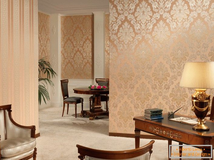 Строги украсни и украсни обрасци златне боје, на осетљивој обрасци брескве у канцеларији у барокном стилу.