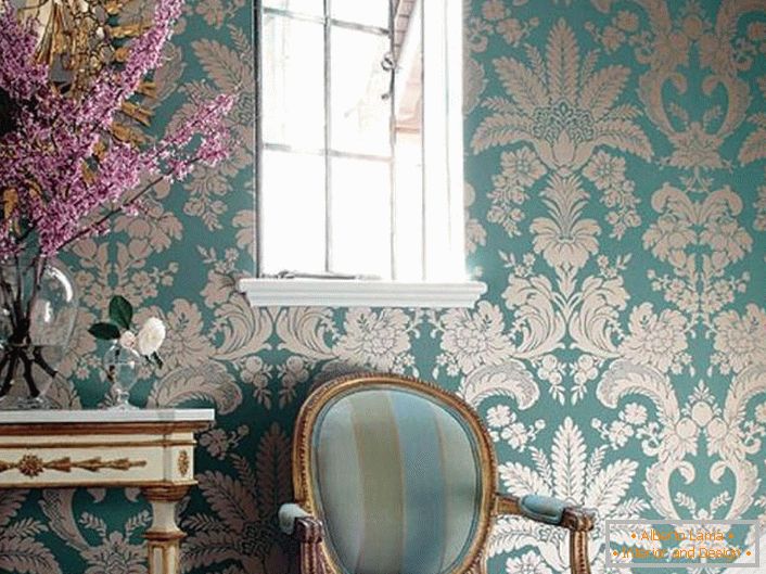 Нежне плаве боје са узорцима златне боје. Намештај с изрезаним ручкама, кружним огледалима израђени су у најбољим традицијама барокног стила.