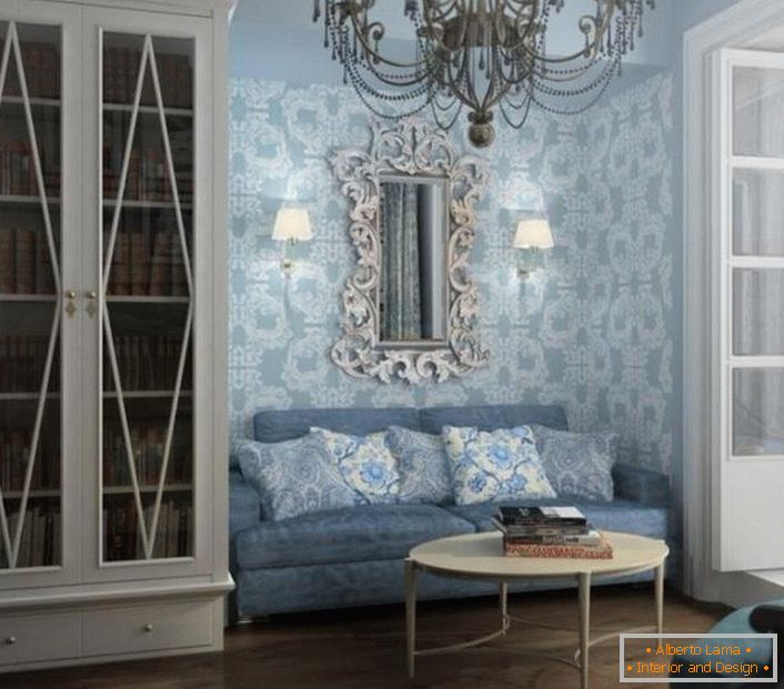 Гостињска соба у плавим тоновима. Зидна декорација је одабрана у складу са захтевима барокног стила.