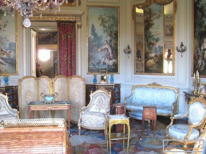 Зидни папир, имитирајући старе слике, у гостинској соби у барокном стилу. 