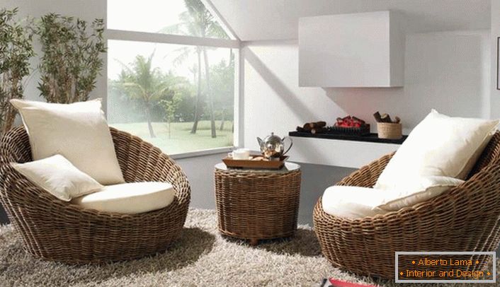 Вицкер обимне фотеље са белим меким јастуцима у комплету са тепихом са високим гомилом биће најбоља декорација собе за госте у еколошком стилу.