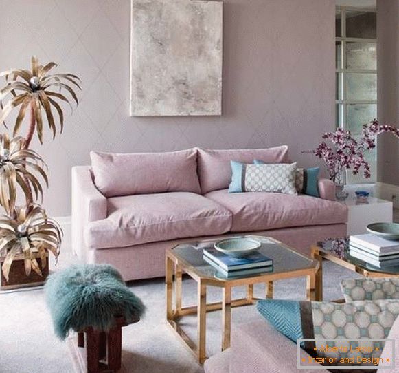 Дизајн дневне собе у светло розе и плавим тоновима