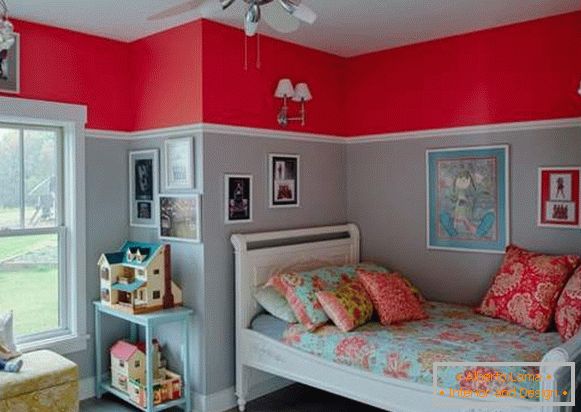 Комбинација црвених и плавих боја у унутрашњости дечије собе