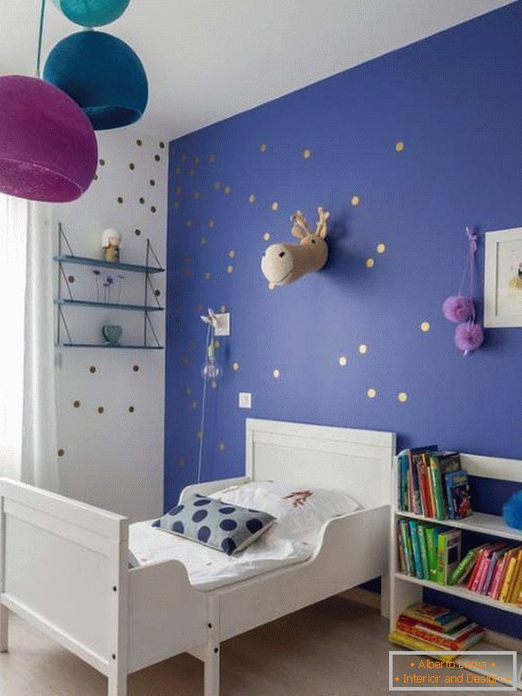 Плава боја зидова у дечијој соби са декором лила