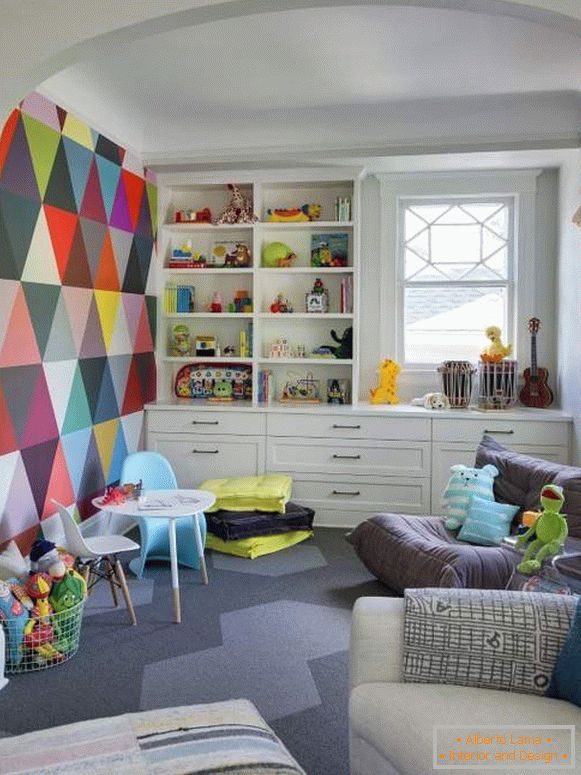 Шарен дизајн дечије собе у светлим бојама
