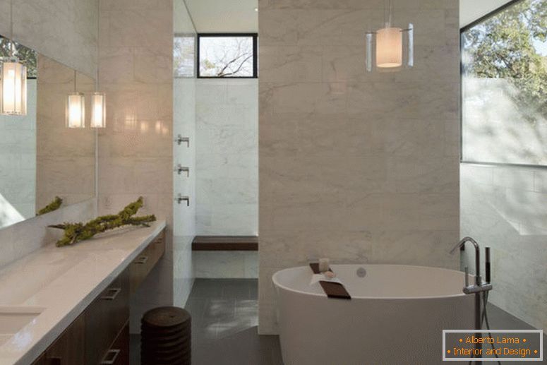 елегантно-мраморно-купатило-за-приватно-небо-аура-са-купатилом-простор-употребом-округла-бела-кадица-привесак-лампа-изнад-такође-огледало-као-веш