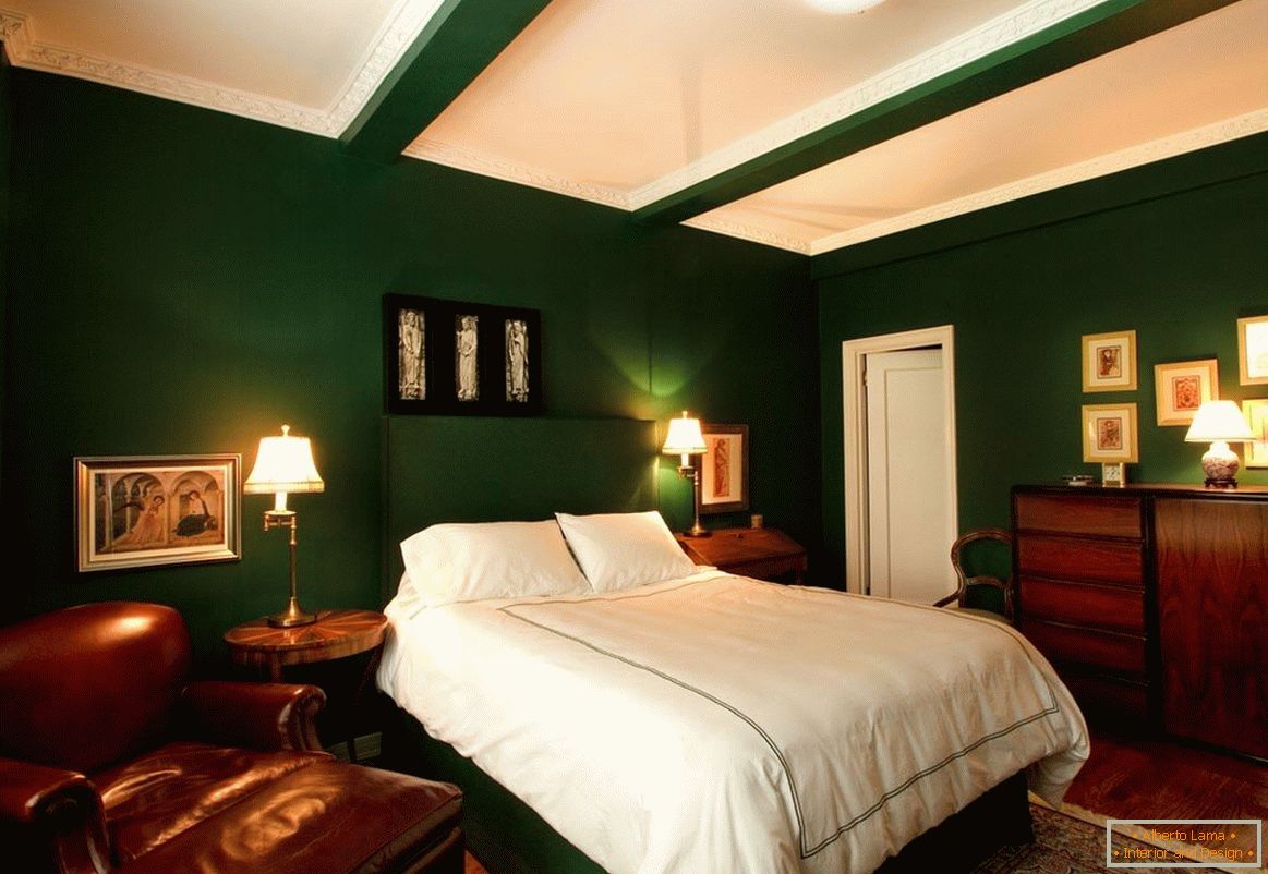 Бела, тамнозелена и дрво су идеална комбинација за спаваћу собу