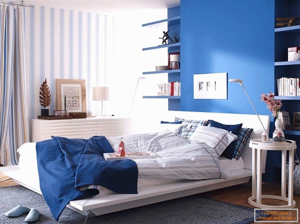 Плави зид у спаваћој соби у комбинацији са пругастим тапетама