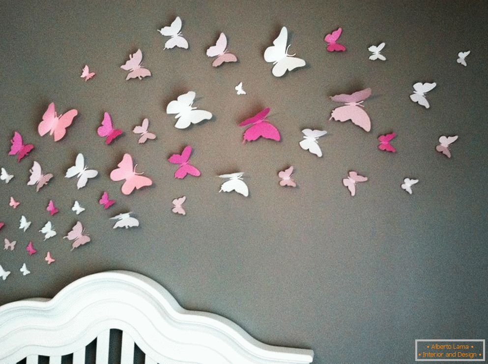 Лептири од папира на зиду