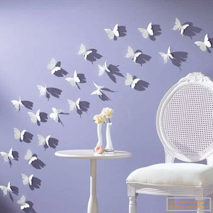 Беле лептири на зиду
