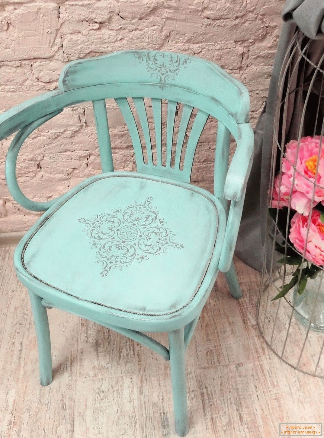 Украсна столица са матрицом и бојом